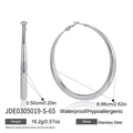 Vista dettagliata di orecchini a cerchio in acciaio inossidabile con diametro 6,66 cm - Diametro 65mm (JDE0305019-S-65)