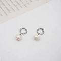 Créoles élégantes en argent avec perles d'eau douce blanches et accents de zircon brillants - Boucles d'oreilles