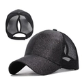 Dettaglio del cappello glitter nero con rete traspirante e foro per coda di cavallo - Taglia Adulto (Regolabile) / Nero