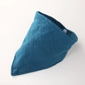 Détail d'un bavoir bébé en mousseline bleu foncé montrant la texture douce du coton - Bleu royal
