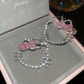 Makroaufnahme funkelnder Kristall-Kätzchenohrringe mit rosa Schleifen in einer Schmuckbox - Strass Hohl Cartoon Katze Silber Nadel Ohrringe (HE27575) / Silber-Rosa