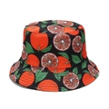 Detailopname van een canvas zonnehoed met levendige oranje fruit- en bladmotieven - M (56-58cm) / Zwarte Sinaasappelprint