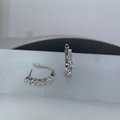 Aros minimalistas de plata esterlina 925 con una fila de piedras de moissanita brillantes - Plata 925 / Moissanita de 1,2 Quilates