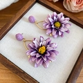 Detaillierte Ansicht von lila Raffia-Stoffblumen-Ohrsteckern mit edlen Goldakzenten - Raffia-Optik Stoffblume (51#)