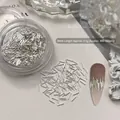 Sottili borchie in metallo argento da 4 mm per manicure con finitura riflettente - 4mm (Corto) / Argento