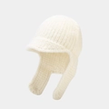 Détail du bonnet aviateur en tricot blanc montrant la texture douce et les cache-oreilles - Taille unique / Blanc