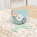 Dettaglio della borsa in paglia verde menta con fiori colorati e chiusura con zip in metallo - Borsa a tracolla / Blu lago / 52cm (2-5 Anni)