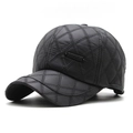 Detailaufnahme der gesteppten schwarzen Herren-Baseballkappe mit Rautenmuster und Metall-Logo - Verstellbar / Schwarz