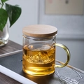 Taza de té de vidrio con tapa de madera, asa amarilla e infusor con una flor de té - 300ml / Tapa de Bambú Taza Vista a la Montaña (Mango Dorado)