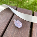 Barrette à cheveux marbrée rose avec strass et perles posée sur un banc en bois - Violet Tacheté