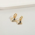 Detalle macro de pendientes de planeta chapados en oro con esmalte y piedras circón - Planeta Blanco (ES2640)