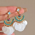 Pendientes bohemios en forma de abanico con cuentas doradas y colgantes de concha blanca - Aguja de Pendiente de Plata de Ley 925 - Blanco