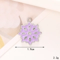 Gedetailleerde macro van een zilverkleurige sneeuwvlok hanger met paars email, 1,9 cm - Sneeuwvlok Nr. 4 (D2808) / Zilver
