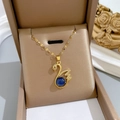 Goldene Schwanen-Halskette mit farbwechselndem Stein und Kristallen auf weißer Seide - Goldener Schwanenstil (H116)