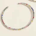 Gedetailleerde weergave van zilveren open armband met levendige kleurrijke emaille patronen - Kleurrijke Emaille Armband Stijl (SL0194-4)