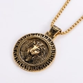 Primer plano detallado del colgante vintage de cabeza de león dorado con textura solar - Dorado (Solo colgante)