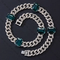 Dettaglio di collana e bracciale a maglia cubana con pietre color smeraldo e strass - Collana 22 pollici (55 cm) / Argento