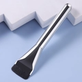 Pincel corrector plano único con mango plateado brillante y cerdas negras suaves - Plateado