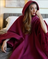 Dettaglio della coperta con cappuccio bordeaux oversize con fodera in peluche e polsini - Taglia unica / Rosso