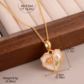 Detalle del collar de corazón vintage dorado con perla blanca y rosa en caja de madera - Estilo Rosa Corazón Blanco