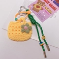 Vue détaillée d'un mini sac porte-clés au crochet jaune avec fleurs et lanière perlée - 32.A06 Pochette Fleur Jaune