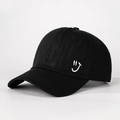 Dettaglio del cappellino da baseball in cotone nero con ricamo di faccina sorridente bianca - Nero