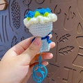 Portachiavi bouquet di fiori fatto a mano all'uncinetto con petali blu scuro e verde chiaro - Bouquet a Mano Blu / Incantatrice Blu