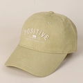 Dettaglio del cappellino da baseball verde chiaro con ricamo POSITIVE e piccolo elefante - M (56-58cm) / Giallo