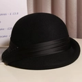 Französischer Vintage Wollhut in Schwarz mit Bandbesatz und Perlen für Damen im Winter - Dreifach gefalteter Y-förmiger Rollrand / Schwarz