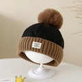 Dettaglio del cappello in maglia con grande pompon in ecopelliccia e toppa ricamata chic - 2-5 Anni / Nero