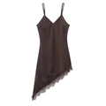 Elegante abito in raso marrone scuro con bordo in pizzo e orlo asimmetrico da donna - XS / caffè