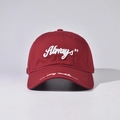 Detailaufnahme der Always-Stickerei und stay awake Schrift am Schirm der roten Kappe - Burgunderrot