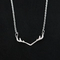 Collier renne argenté avec perle sur un fond sombre à texture élégante - Blanc K Argent (Collier)