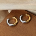 Orecchini a cerchio bicolore in acciaio al titanio con design oro e argento - 2.0cm / Bicolore Oro e Argento