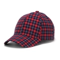 Makro-Seitenansicht der klassisch rot-blau karierten Baseballkappe mit Stoffstruktur - Rot Blau Weiß Karo Stil (A)