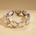 Détail d'un bracelet élastique argenté vintage avec des motifs gravés de style bohème - Argenté