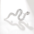 Elegante spilla a forma di serpente argentata con zirconi cubici su fondo bianco testurizzato - Argento