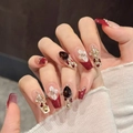 Faux ongles French rouges faits main avec fleurs 3D et détails de pierres précieuses - L