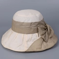 Dettaglio di un elegante cappello da sole che mostra il tessuto intrecciato crema e kaki - M / Beige