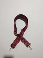 Detail van rood-zwarte geometrische geweven schouderband met gouden metalen haken - Donkerrood