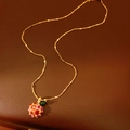 Detailopname van de 14k vergulde appel hanger met rode zirkoon op lederen achtergrond - Ketting-Goud/Veelkleurige Appel