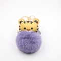 Cartoon-Tiger-Schlüsselanhänger mit lila Kunstfell-Pompon und Metallclip auf weiß - Goldener Schlüsselanhänger / Violett