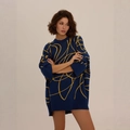 Maglione in maglia ampia con linee astratte blu e gialle e scollo rotondo morbido - S / Blu