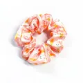Dettaglio dell'elastico scrunchie rosa con stampe di coniglietti pasquali e carote - Rosa Coniglio Carota-1