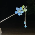 Klassische chinesische Haarnadel mit hellblauer Harzblüte, Perlen und Goldquasten - Hellblaue Blume Kunstperle Quaste Goldstab Stil (8436)