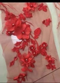 Elegantes Abendkleid mit roten 3D-Blumenstickereien und Pailletten auf rosa Netzstoff - US size 2 (S) / Rot
