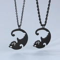 Collana di coppia in acciaio inossidabile nero con ciondoli a forma di gatti - Coppia Nero (KN90117-Z)