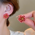 Nahaufnahme der rosa Blumenohrringe mit orangefarbenem Edelstein und Emaille-Finish - 70# Silbernadel - Rosa & Rot