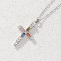 Gros plan du pendentif croix en argent serti de zircons colorés de taille marquise - Style Zirconia Multicolore Argent (0100S)