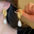Boucles d'oreilles vintage dorées avec perles et strass portées par un mannequin - 48# Boucles d'oreilles goutte blé perle strass doré (aiguille en argent)